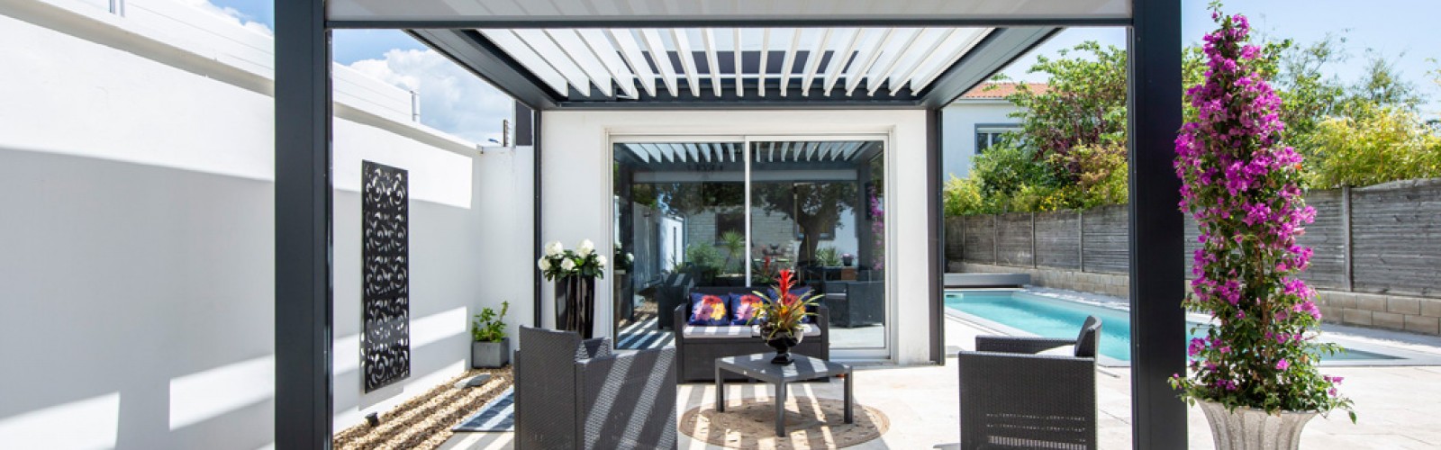 Advantages and disadvantages of bioclimatic pergolas