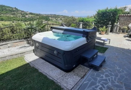 Maintenance and cleaning of the hot tub