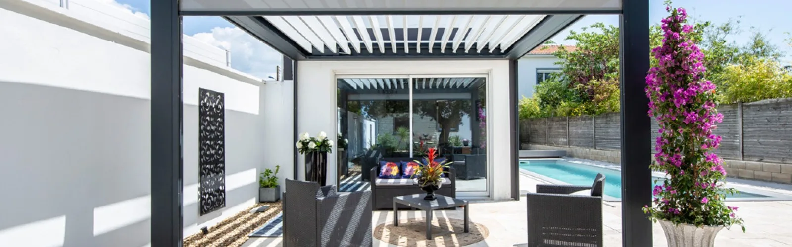 Advantages and disadvantages of bioclimatic pergolas
