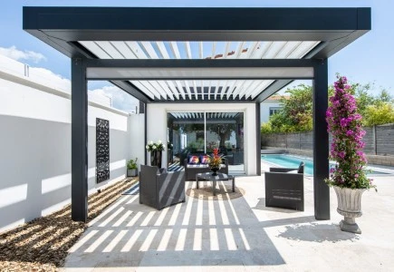 Advantages and disadvantages of bioclimatic pergolas